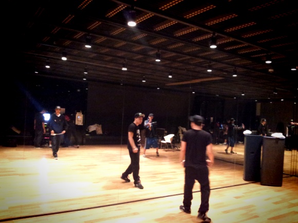 Tae Yang - YG Dance Studio - 14dec2011 - 03.jpg