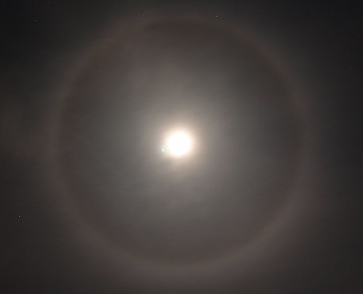 [740px-Moon_22_halo_colorado%255B4%255D.jpg]