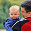 Dans les bras de papa (© Mick)