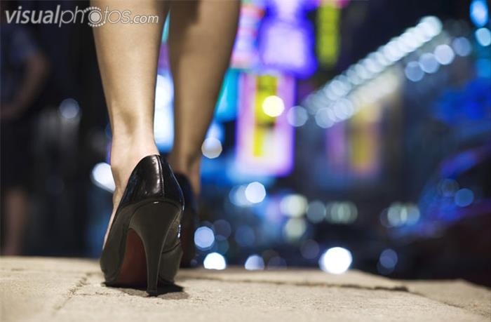 [woman_walking_in_high_heels_at_night%255B2%255D.jpg]