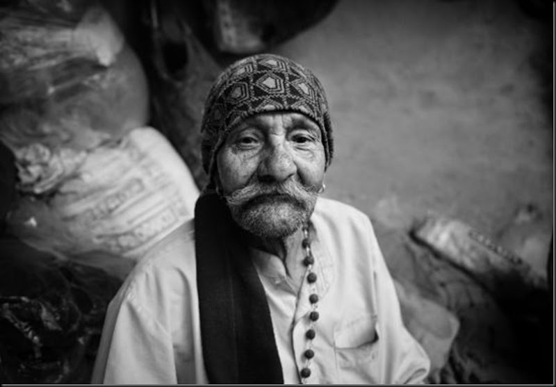 La bandana, gli orecchini, la collana e i baffoni. Sembra un gitano invece è un 'puppeteer' indiano nel Kathputli slum La bandana, gli orecchini, la collana e i baffoni. Sembra un gitano invece è un 'puppeteer' indiano nel Kathputli slum