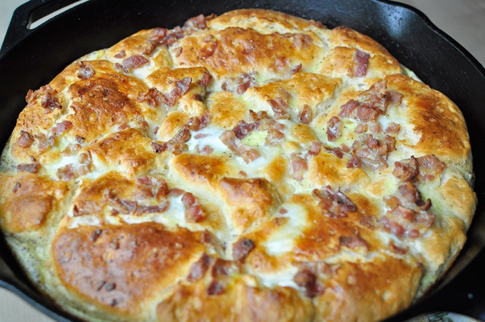 Rustic Cast Iron Breakfast Pizza Recipe: One dish meals from monicawantsit.com Rustic Cast Iron Breakfast Pizza Recipe: One dish meals from monicawantsit.com