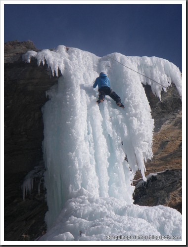 Cascada de Hielo Supernova 40m WI5  90º-95º (La Ripera, Pirineos) (Isra) 8096