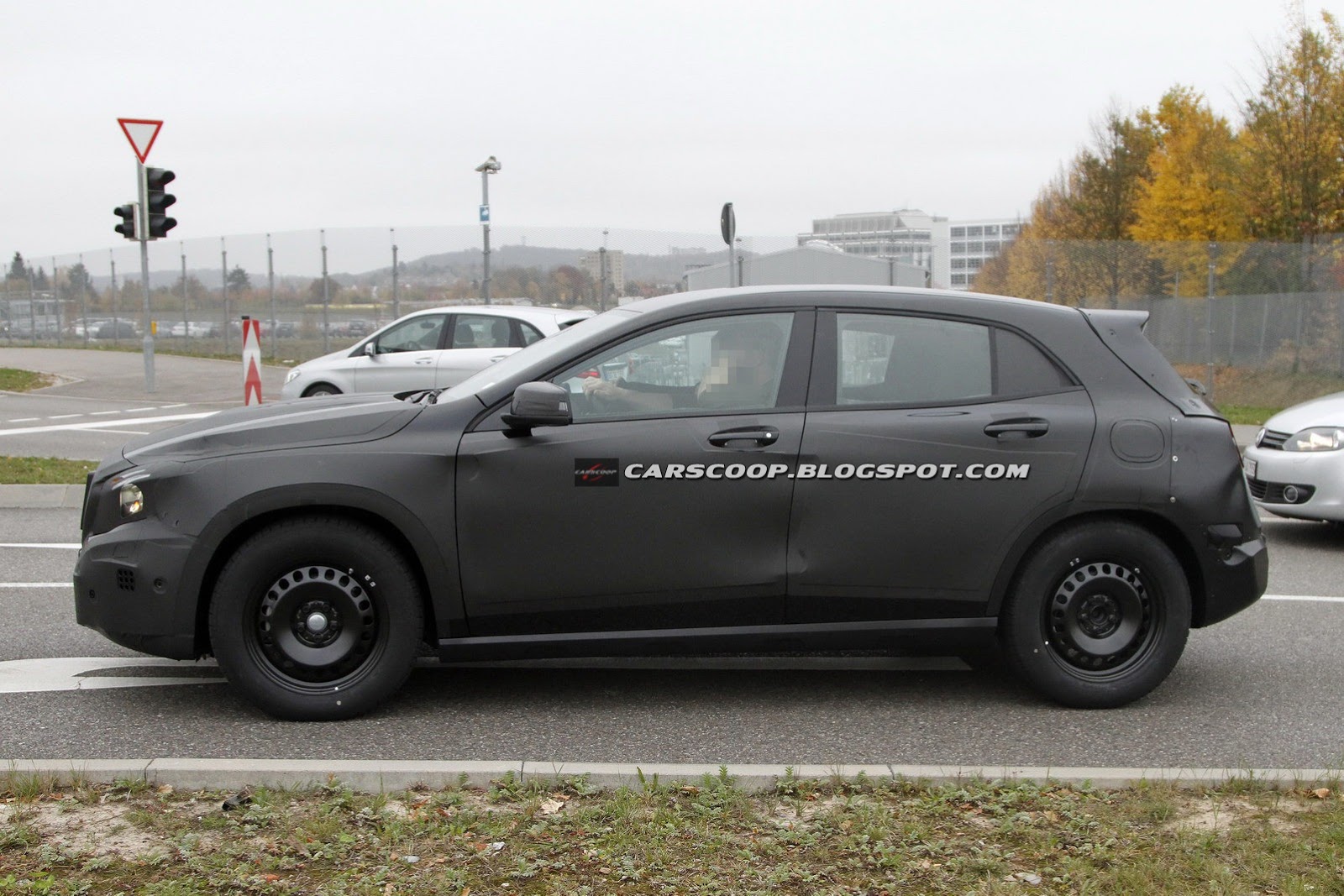 2015-Mercedes-GLA-CUV-4%5B4%5D.jpg