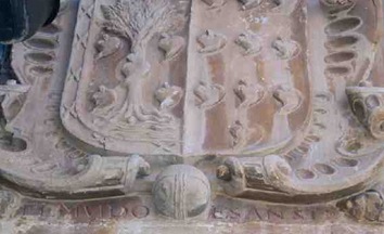 Escudo con el lema "El mundo es ansí", en Páganos, pueblo cercano a Navaridas. (No coincide con el descrito por la protagonista de la novela.)