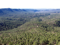 El Rodeno con el río Cabriel al fondo, la serpiente amarilla. Al fondo El Saladar El Rodeno con el río Cabriel al fondo, la serpiente amarilla. Al fondo El Saladar