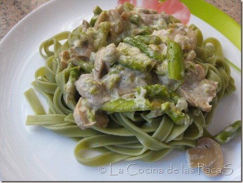 Cintas de espinacas  en salsa de yogurt