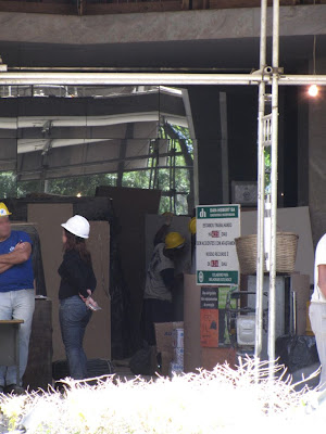 Profissionais da construtora no antigo hall - Clique para ampliar