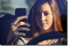 Una donna con lo smartphone Una donna con lo smartphone