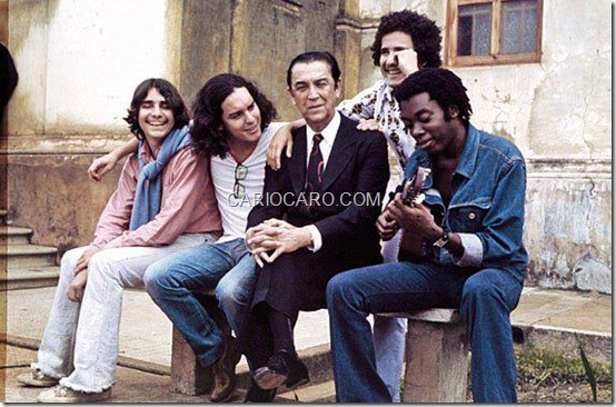 Juscelino Kubitschek sentado ao lado de Lô Borges, Fernando Brant, Márcio Borges e Milton Nascimento