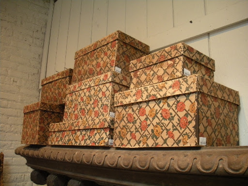 I love the tressle pattern on these vintage hat boxes. The smattering of sizes reminds me of my Hermes box collection.