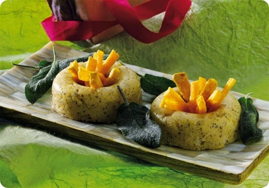 Ciambelline di polenta nera con zucca e salvia fritte Ciambelline di polenta nera con zucca e salvia fritte