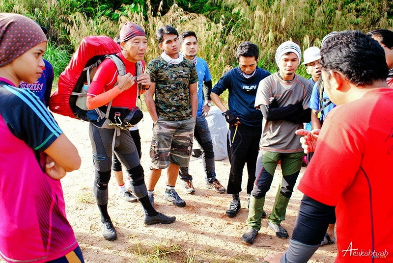 Mendengar taklimat dengan tekun SONY DSC
