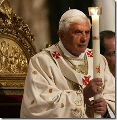 Bento XVI segurando vela Bento XVI segurando vela