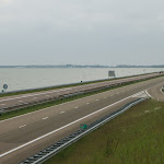 DSC01387.JPG - 10.06.2013.  Afsluitdijk (6 km); widok na zachód (po prawej widoczna ścieżka rowerowa)