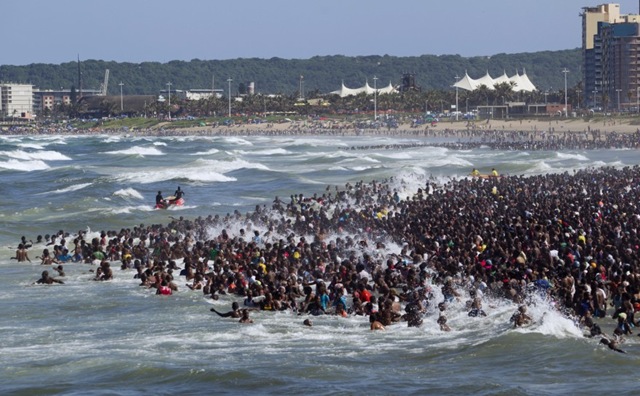 [DURBAN%2520BEACH%25203%2520REUTERS%2520DEC%25202011%2520SOUTH%2520AFRICA%255B6%255D.jpg]