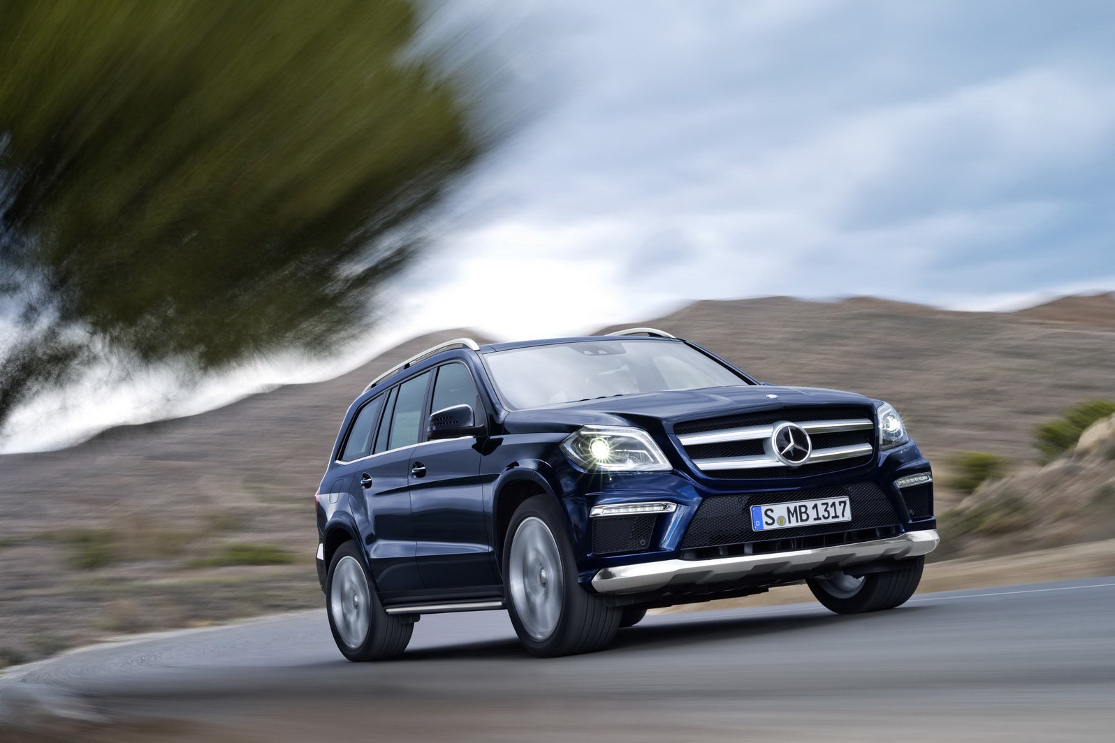 2013-Mercedes-Benz-GL-Class-15[2].jpg