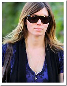 Jessica-Biel-with-Key-Pendant 