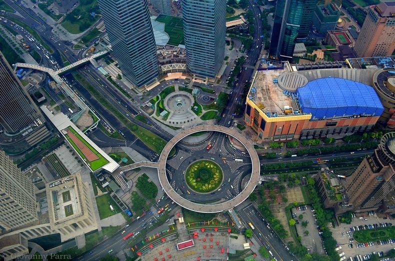 شاهدوا اجمل جسر دائري للمشاة في العالم Lujiazui-pedestrian-bridge-4%25255B5%25255D