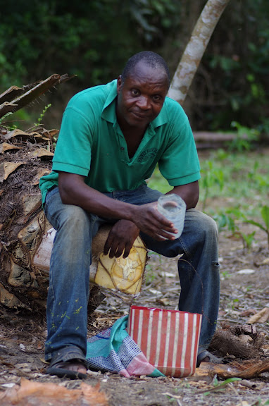 Jean-Claude, responsable des sentiers botaniques et guide à Ebogo (Cameroun). 9 avril 2012. Photo : J.-M. Gayman