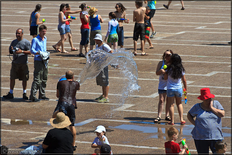 il/Настоящее мочилово в центре Тель Авива (20110701 ta water war 006 6703)