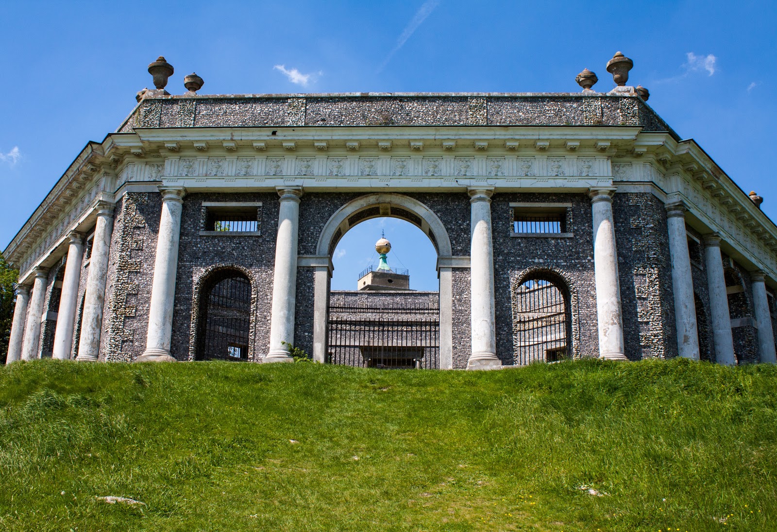 [Dashwood_Family_Mausoleum%252C_West_Wycombe_%25287322592872%2529%255B3%255D.jpg]