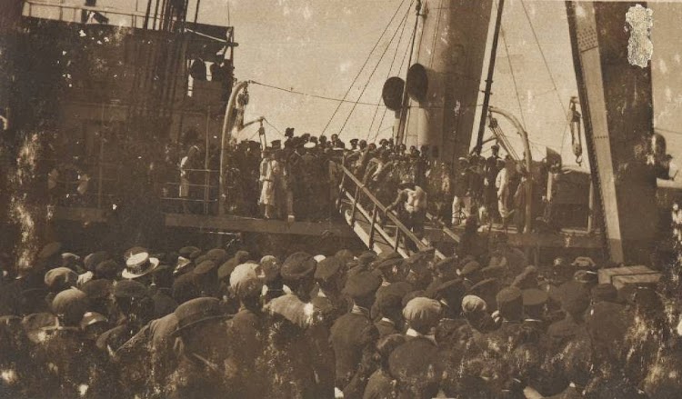 Embarque de tropas a bordo del ALMIRANTE LOBO. De la pagina web San Fernando. La Isla del sur. Nuestro agradecimiento.jpg