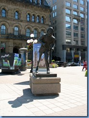 6057 Ottawa Wellington St - Terry Fox in front of Hill Centre 6057 Ottawa Wellington St - Terry Fox in front of Hill Centre