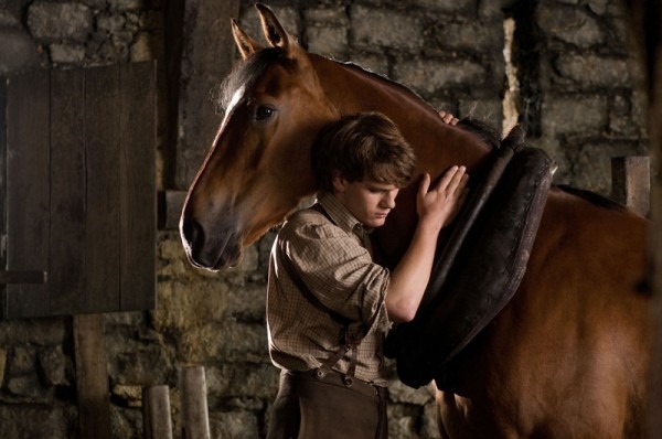 war-horse-movie-image-jeremy-irvine-10-600x398