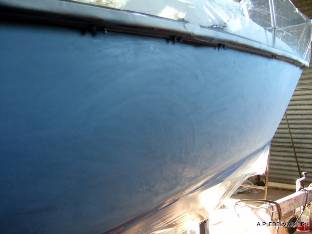 Bien que la sous-couche est été posée au pistolet, après séchage un grain très fin se ressent au bout des doigts. Afin de casser ce grain on poursuit le poncage à la main.