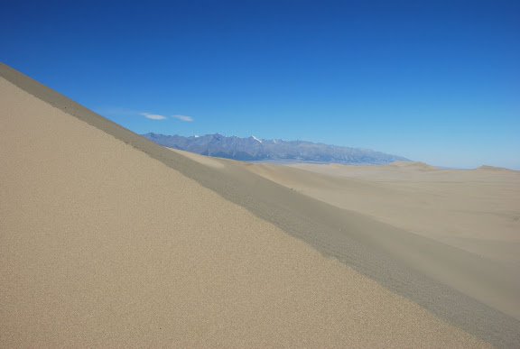 Tianshan - Paysage dune et monts enneigés