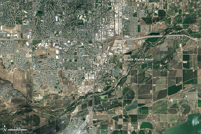 The Operational Land Imager (OLI) on the Landsat 8 satellite acquired this image of the South Platte River near Greeley, Colorado, on 29 June 2013. By 17 September 2013, the river was more than six feet above flood stage, down from more than eight feet above flood stage. Photo: Jesse Allen and Robert Simmon / NASA