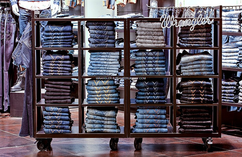 [WRANGLER%2520Women%2520Mens%2520Jeans%2520ION%2520ORCHARD%2520SINGAPORE%2520straight%2520skinny%2520regular%2520dye%2520LASER%2520DENIMS%25203D-CUT%2520DENIMS%2520%2520COLOUR%2520WEFT%2520EVOLUTION%255B4%255D.jpg]