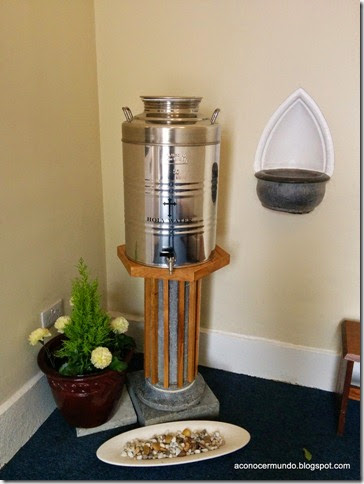 Costa norte de Dublin. Malahide. Dispensor de agua bendita en la iglesia de S. Silvester - IMG_20140510_121439