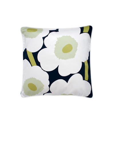Pieni Unikko pillow sham.  Big flowers perfect for spring.