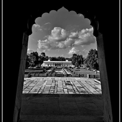 Doorway, Safdarjang's Tomb, New Delhi (BW) , Source: http://www.flickr.com/photos/98097439@N00/5044981049 5044981049.jpg