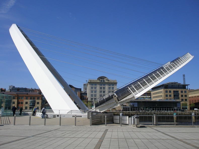  الجسر المائل الوحيد في العالم .. Gateshead-millennium-bridge-56