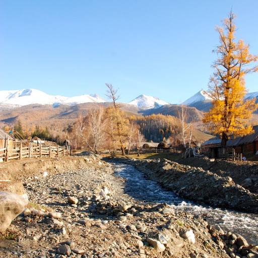 Xinjiang, Baihaba - Village & Montagnes Xinjiang, Baihaba - Village & Montagnes