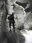 Nad&egrave;ge se lance dans ce rappel de 5m, acc&egrave;s de la tyroli&egrave;ne.