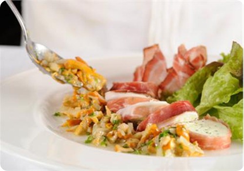 Rotolo di speck con ricotta e finferli Rotolo di speck con ricotta e finferli