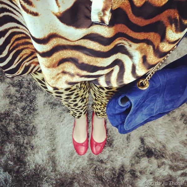 look com mix de estampas e sapatilha vermelha (2) look com mix de estampas e sapatilha vermelha (2)