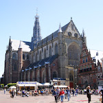 DSC00952.JPG - 2.06.2013.  Haarlem -Grote Markt; Grote Sint Bavokerk (XVI w); w lewo Vleeshal(XVII w)