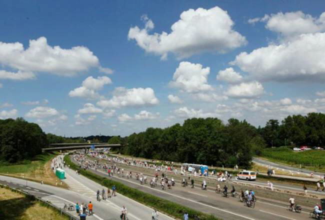 Image Dimension: 512x347 :: 6-Mile Picnic on the Road in the Ruhr region of Germany 6-Mile Picnic on the Road in the Ruhr region of Germany