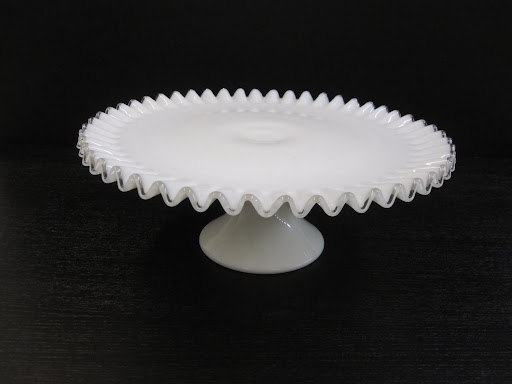 What stunning ripples used on this dessert stand to add a stunning and modernized look.
