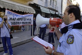 Στη φωτογραφία από την διαμαρτυρία των ένστολων, Πέμπτη 20 Ιουλίου 2006. Nέο κύκλο κινητοποιήσεων ξεκίνησαν οι αστυνομικοί Κορινθίας και της χώρας γενικότερα, αλλά και οι εργαζόμενοι στα σώματα ασφαλείας αντιδρώντας στην πολιτική αδιαφορίας στα καυτά και χρόνια αιτήματά τους.