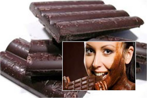 Coklat Hitam Menghambat Penuaan Kulit cewek makan coklat hitam