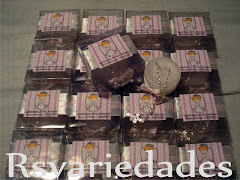 Caixa em acetato quadrada (opção para batizado)
    : R$3,90 unid (min. 40 unids).
    : Medidas - 5x5x3 cm.
    : Conteúdo: mini-velinha + mini-terço.
    : Fechamento em fita de cetim, etiqueta personalizada.