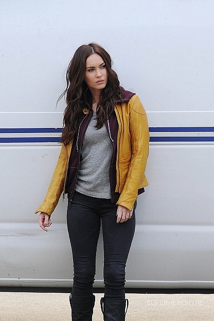 Megan Fox April O'Neil sárga dzsekijében 01