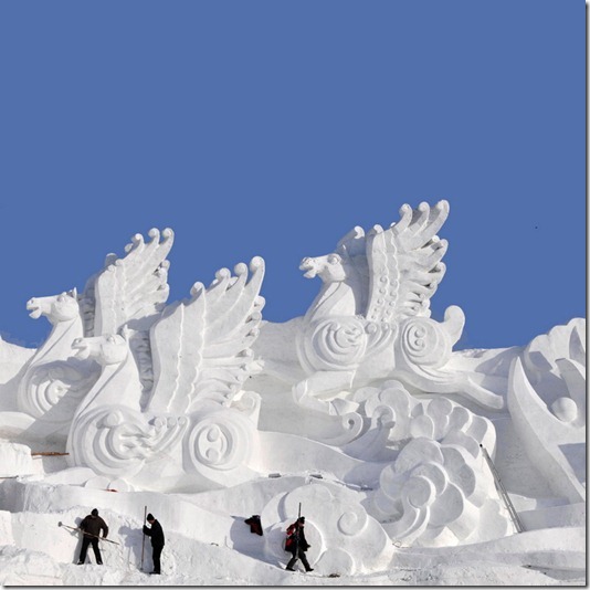 Workers shape snow sculptures prior to the Harbin International Ice and Snow Festival in Harbin, Heilongjiang province December 18, 2009. The 26th Ice and Snow Festival will kick off on January 5, 2010, local media reported. REUTERS/Sheng Li (CHINA - Tags: SOCIETY)