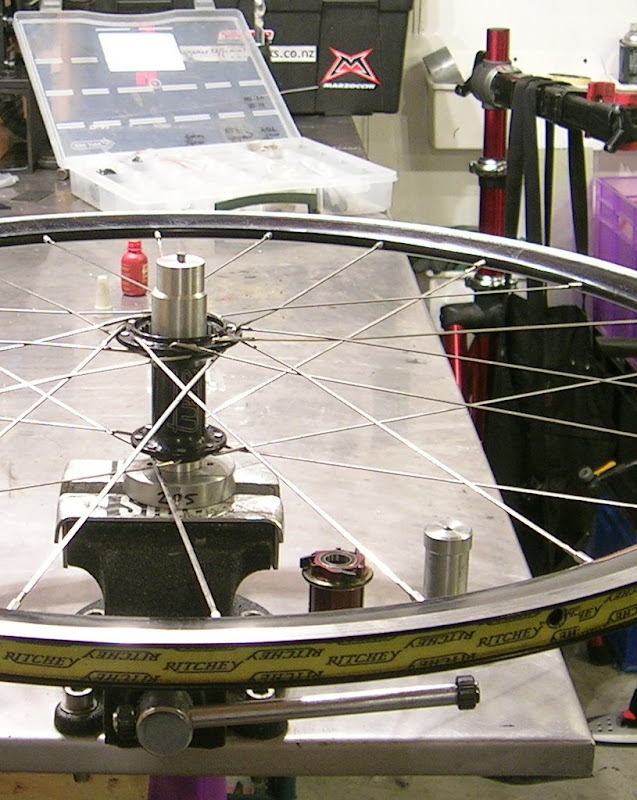 A different upper adapter fitted for the larger bearing on the driveside of the hub
